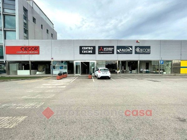 negozio in vendita a Perugia in zona Stazione