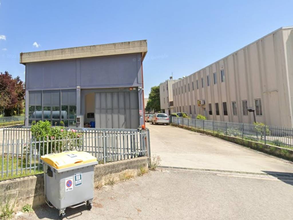 locale commerciale in vendita a Perugia in zona San Sisto
