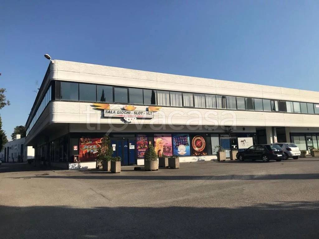 negozio in vendita a Perugia in zona Lacugnano