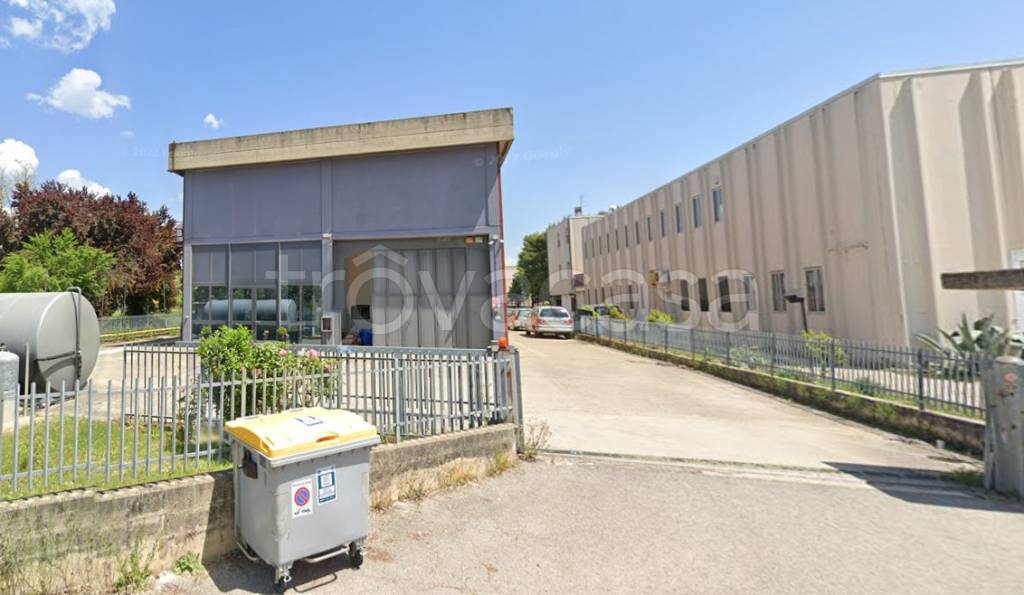 locale commerciale in vendita a Perugia in zona Lacugnano