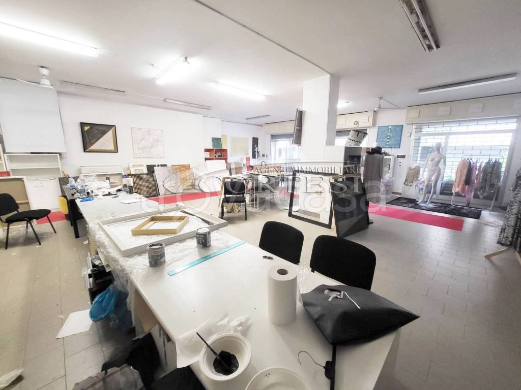 negozio in vendita a Perugia in zona Ferro di Cavallo
