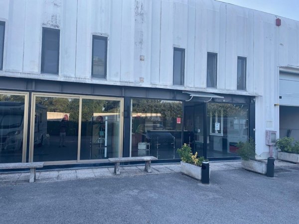 locale di sgombero in vendita a Perugia