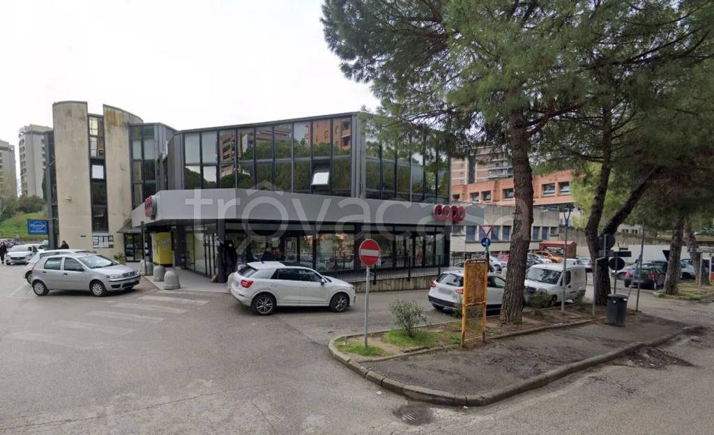 negozio in vendita a Perugia in zona Madonna Alta