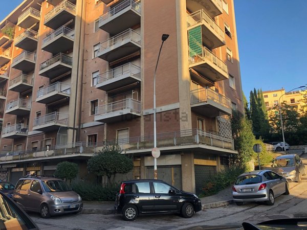 locale commerciale in vendita a Perugia in zona Case Bruciate