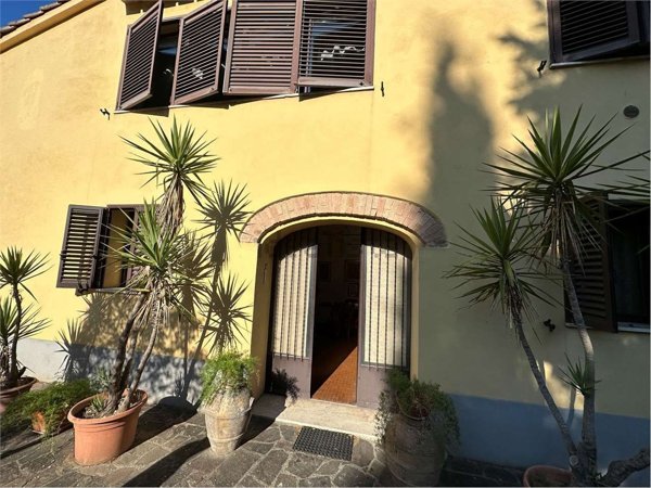 casale in vendita a Perugia in zona Ferro di Cavallo