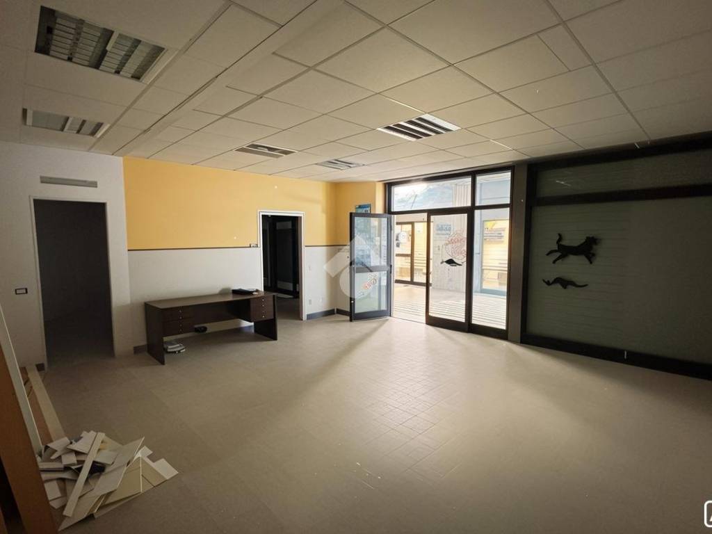 negozio in vendita a Perugia in zona Madonna Alta