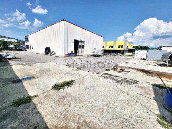 locale di sgombero in vendita a Perugia in zona Ponte Felcino