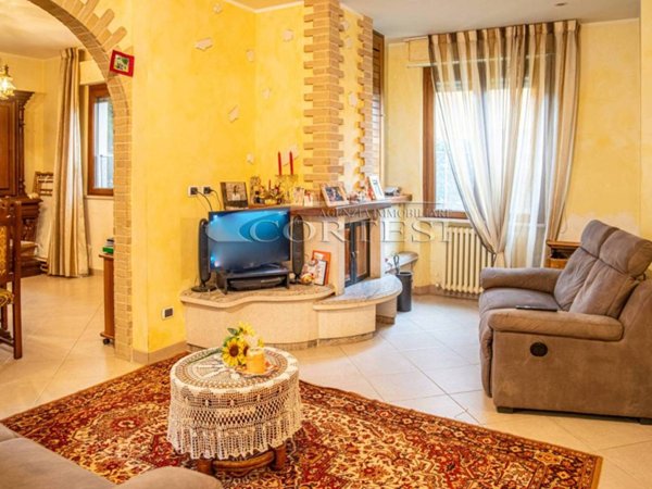 casa indipendente in vendita a Perugia in zona Parlesca