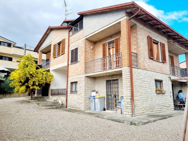 casa indipendente in vendita a Perugia in zona Collestrada