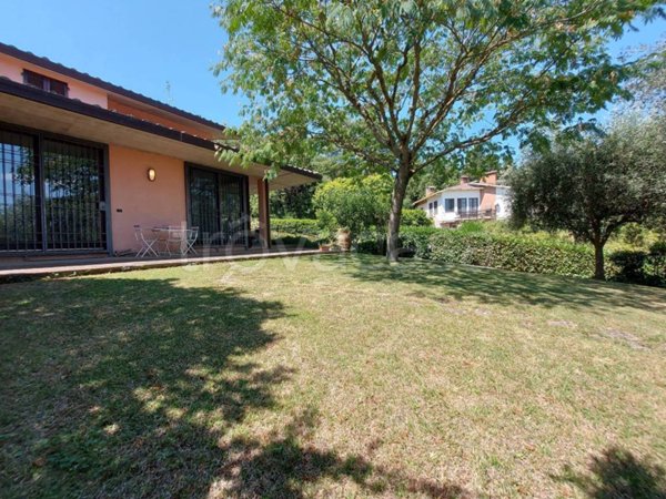 casa indipendente in vendita a Perugia in zona Lacugnano