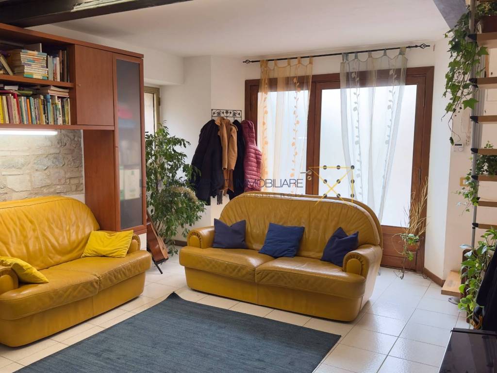casa indipendente in vendita a Perugia in zona Pianello