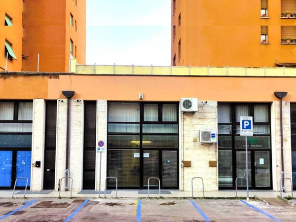 negozio in vendita a Perugia in zona Case Bruciate