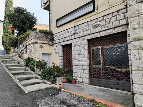 negozio in vendita a Perugia in zona Madonna Alta