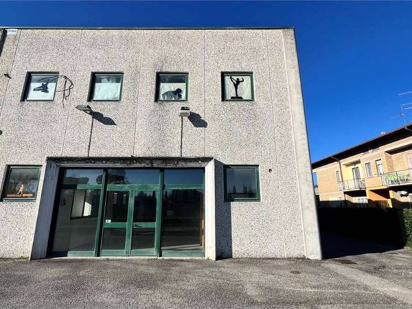 locale commerciale in vendita a Perugia in zona Fontignano
