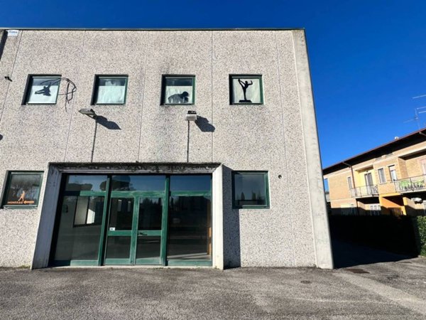 locale commerciale in vendita a Perugia in zona Mugnano