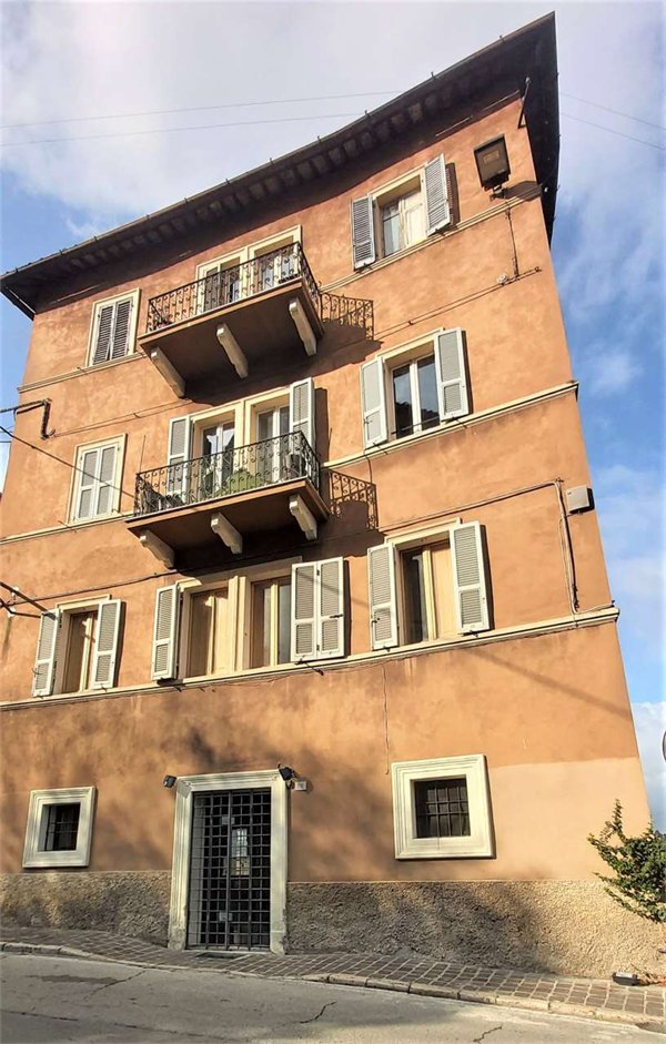 negozio in vendita a Perugia in zona Centro Città