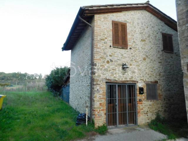casa indipendente in vendita a Perugia in zona Parlesca
