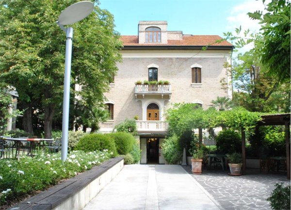 negozio in vendita a Perugia in zona Centro Città