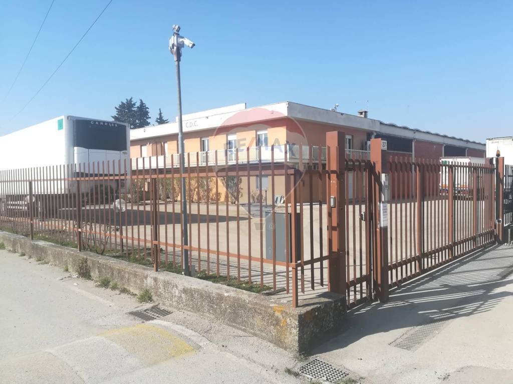 locale commerciale in vendita a Perugia in zona Lacugnano