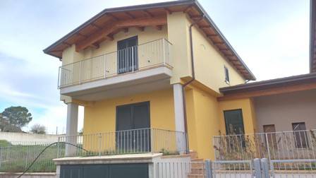 casa indipendente in vendita a Perugia in zona Castel del Piano