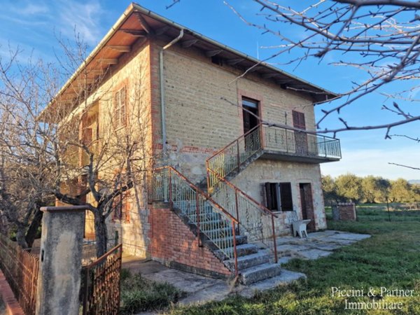 casa indipendente in vendita a Perugia in zona Castiglione del Lago