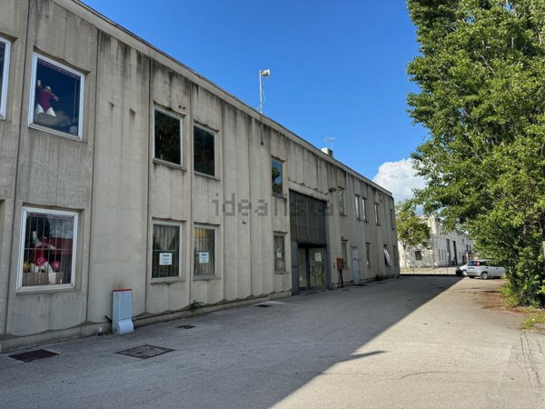 locale di sgombero in vendita a Perugia in zona Ponte San Giovanni