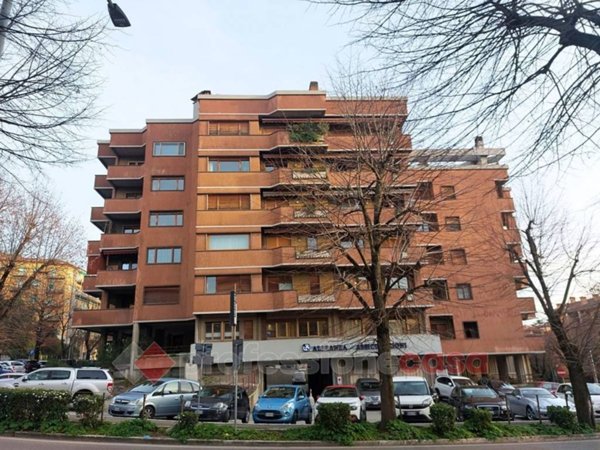 locale commerciale in vendita a Perugia in zona Elce