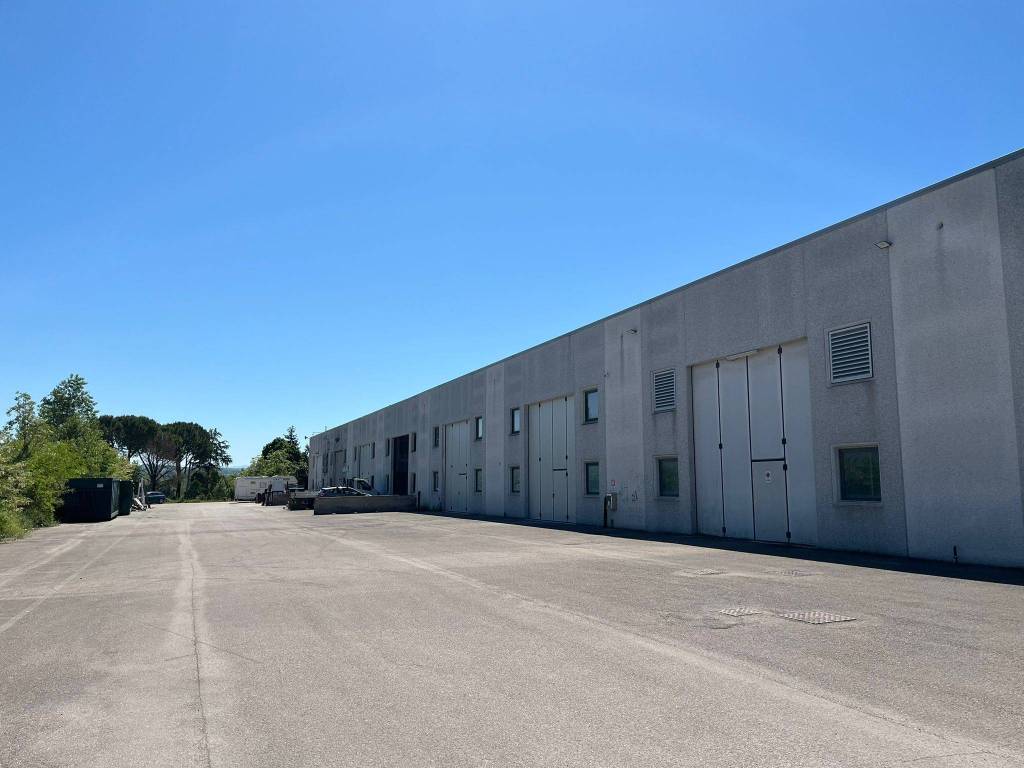 locale commerciale in vendita a Perugia in zona Ponte San Giovanni