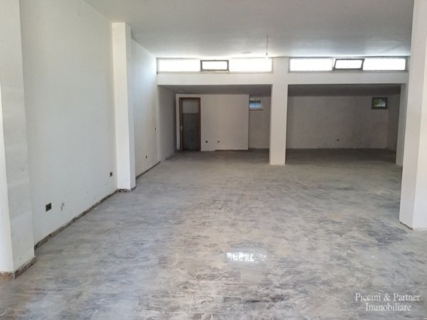 locale commerciale in vendita a Perugia in zona Montelaguardia