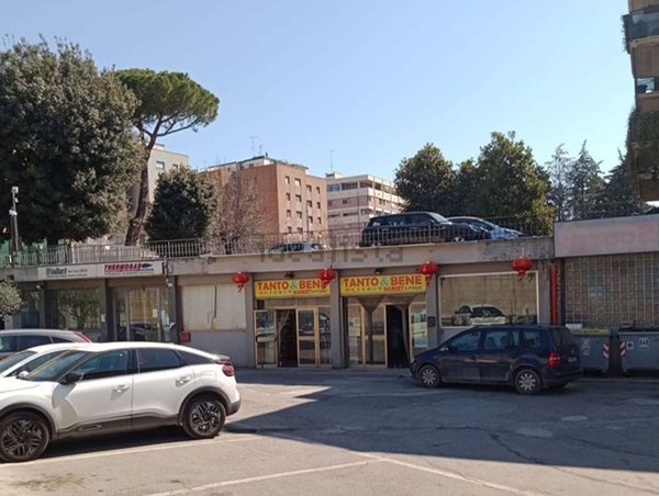 negozio in vendita a Perugia in zona Madonna Alta