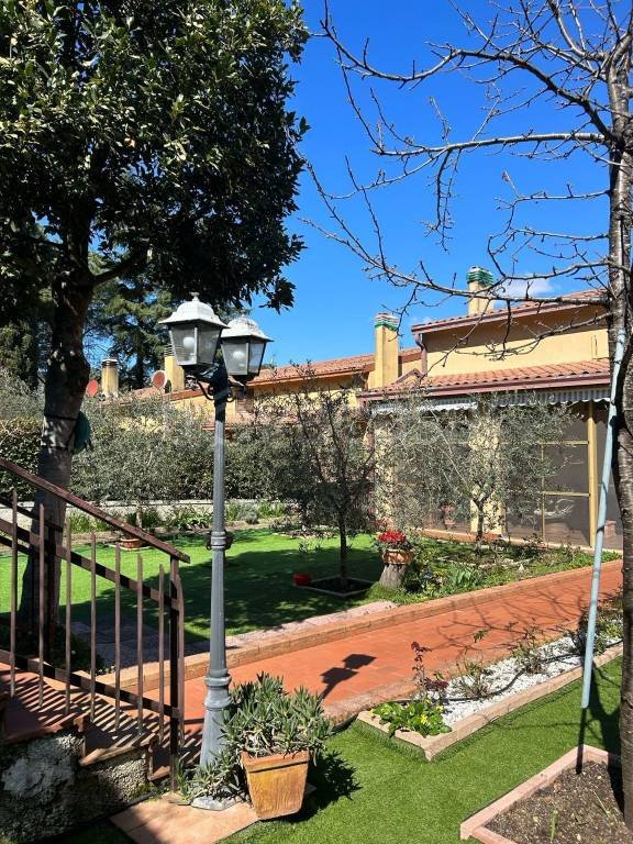 casa indipendente in vendita a Perugia in zona Lacugnano