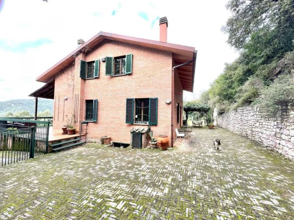 casa indipendente in vendita a Perugia in zona Ferro di Cavallo
