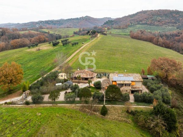 casa indipendente in vendita a Perugia in zona Parlesca