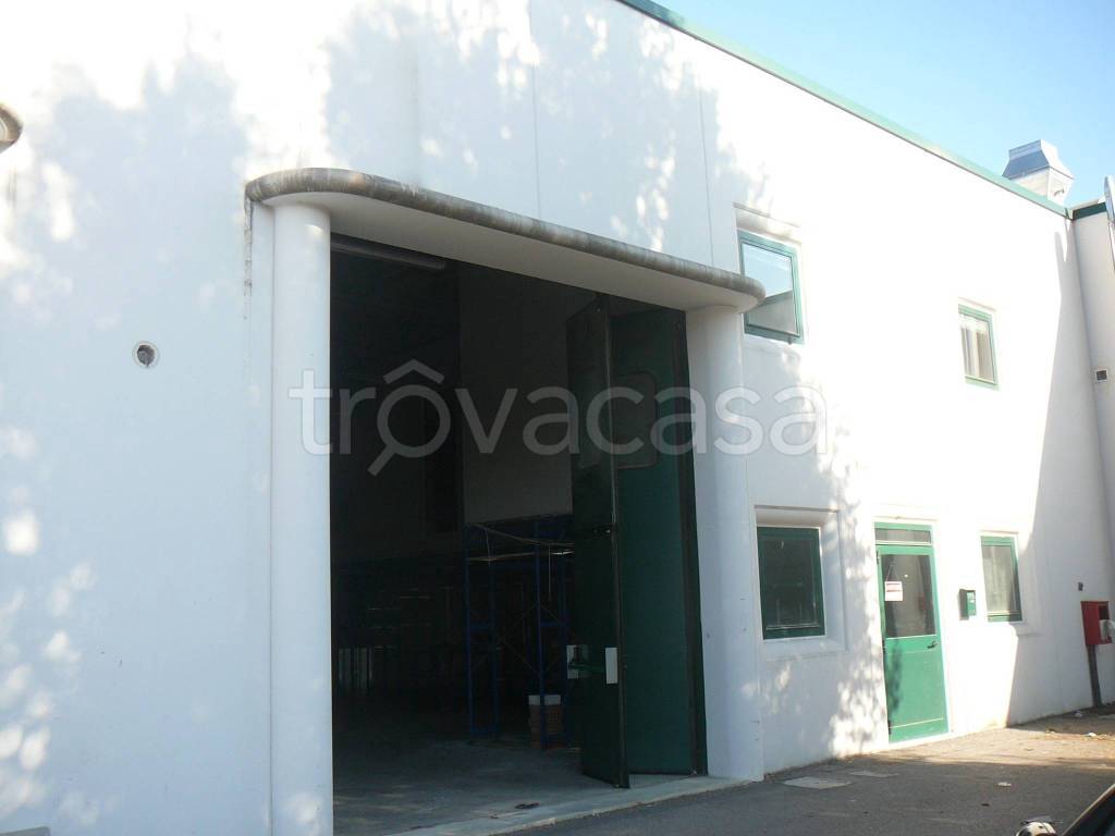 locale commerciale in vendita a Perugia in zona Lacugnano