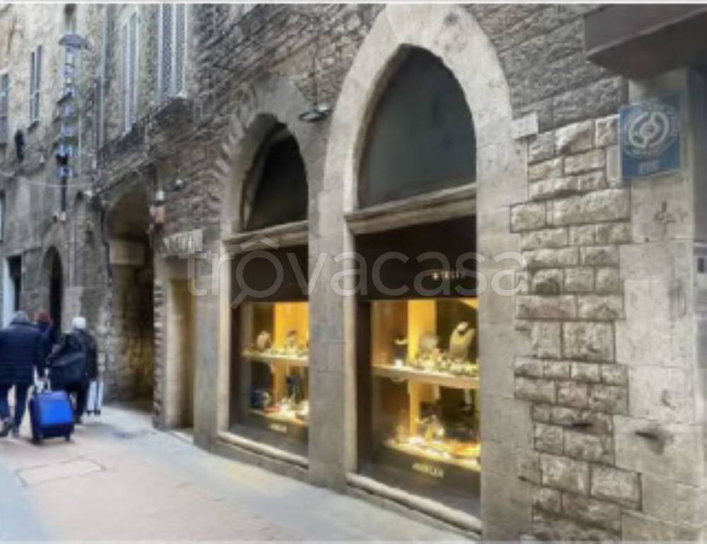 negozio in vendita a Perugia in zona Centro Città