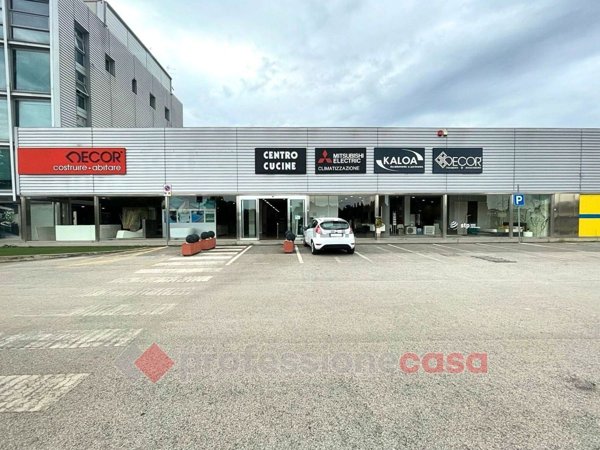 locale commerciale in vendita a Perugia in zona Madonna Alta