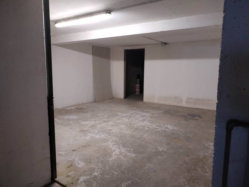 locale di sgombero in vendita a Perugia in zona Collestrada