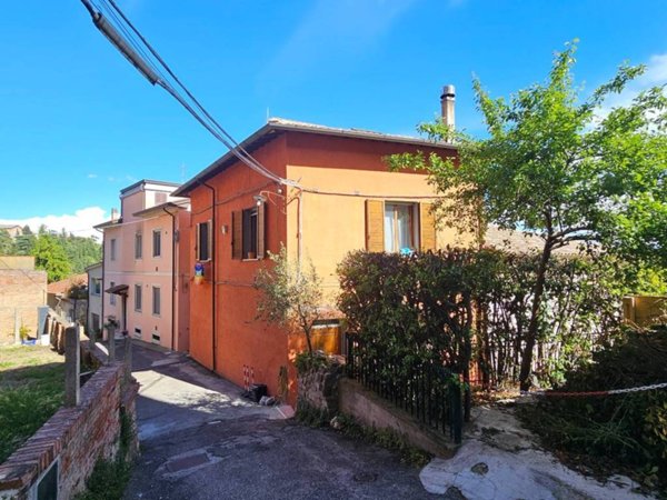 casa indipendente in vendita a Perugia in zona Centro Città