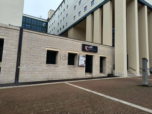 locale commerciale in vendita a Perugia in zona XX Settembre