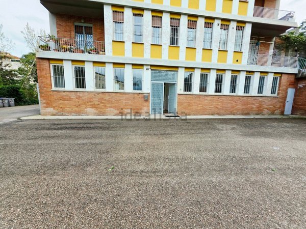 locale commerciale in vendita a Perugia in zona Filosofi