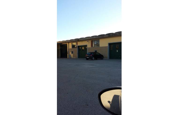 locale commerciale in vendita a Perugia in zona Ponte Valleceppi
