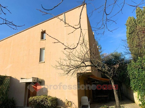 casa indipendente in vendita a Perugia in zona Ferro di Cavallo