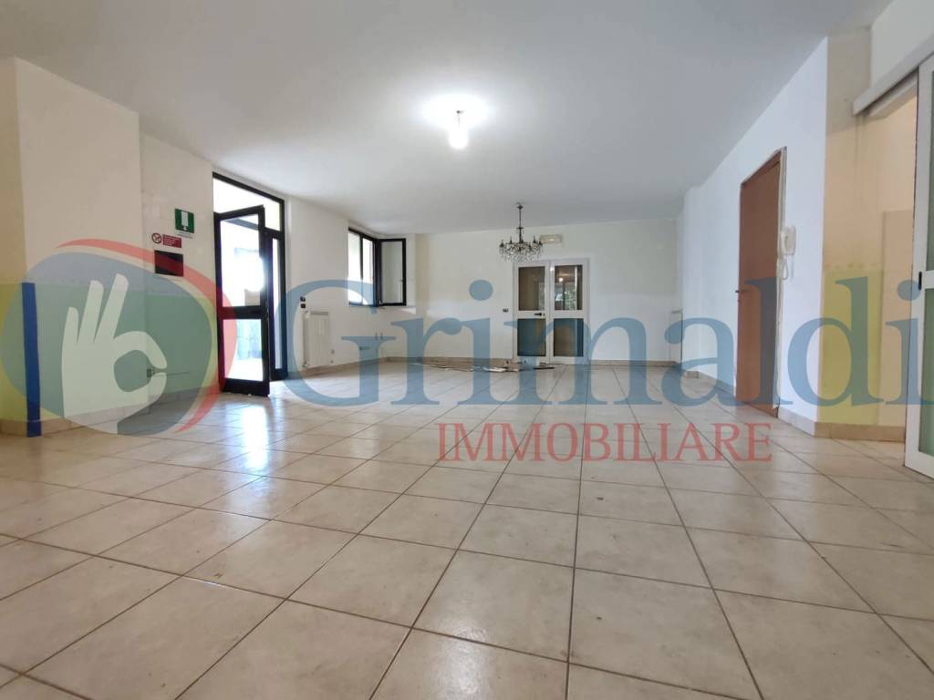 locale commerciale in vendita a Perugia in zona Madonna Alta