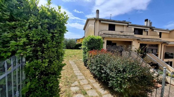 casa indipendente in vendita a Perugia in zona Fontignano