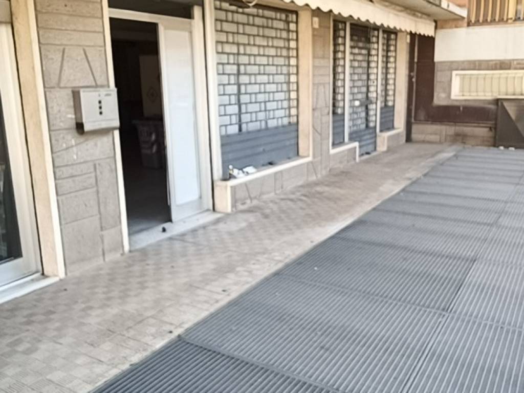 negozio in vendita a Perugia in zona Ferro di Cavallo