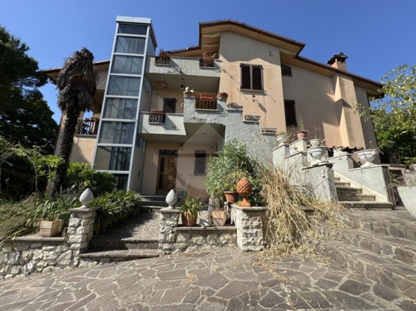 casa indipendente in vendita a Perugia in zona Ferro di Cavallo
