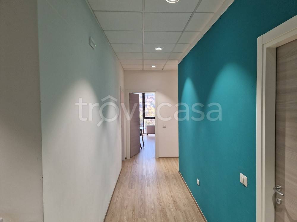ufficio in vendita a Perugia in zona Madonna Alta