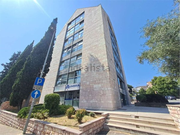 locale commerciale in vendita a Perugia in zona XX Settembre