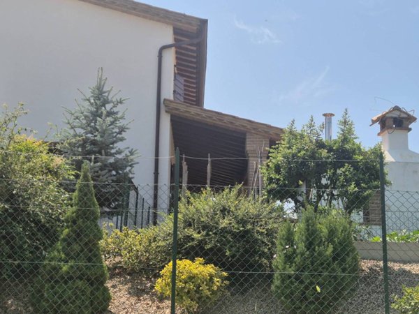 casa indipendente in vendita a Perugia in zona Parlesca