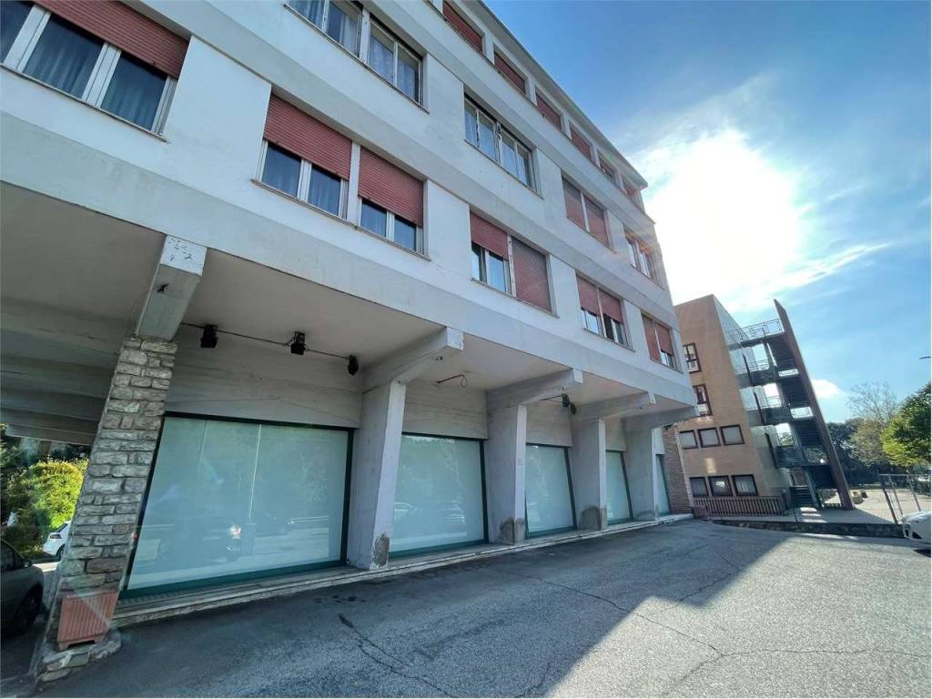 negozio in vendita a Perugia in zona Ferro di Cavallo